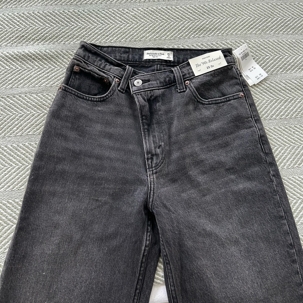 NWT Abercrombie 90’s Relaxed Jeans